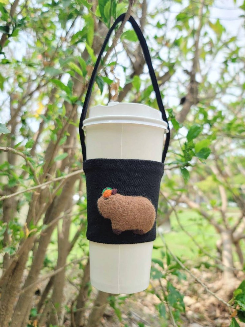 Handmade wool felt-Capybara drink bag - เย็บปัก/ถักทอ/ใยขนแกะ - ขนแกะ 