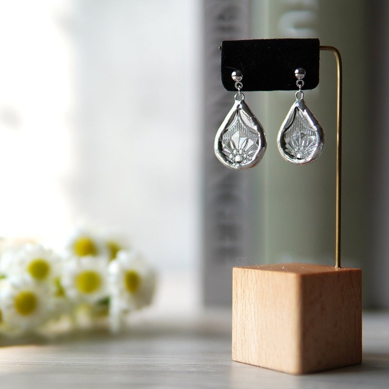 Water drop earrings (small)-begonia flower glass - ต่างหู - วัสดุอื่นๆ หลากหลายสี