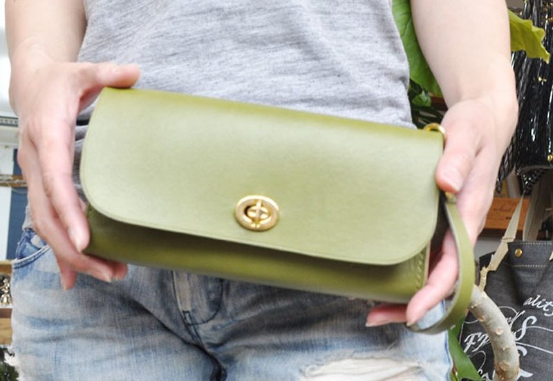 Compact coolness. Leather clutch bag Lean) - กระเป๋าคลัทช์ - หนังแท้ สีเขียว