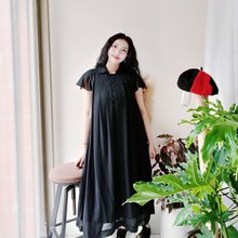 ブラック黒の無地の折り返しラインのひらひら袖の大きなAラインのロングドレス、ワンピースドレス、ヴィンテージドレス