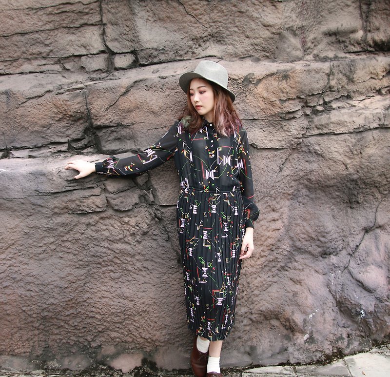 Back to Green:: 絲質洋裝 電子成穩黑 微透膚百折 vintage dress （OPD-06） - 洋裝/連身裙 - 絲．絹 黑色