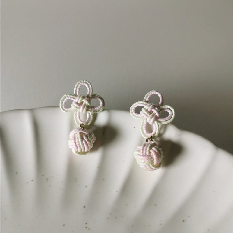 [Veverka] Lucky Nakazo No.2-Mizuhiki Earrings Leaf Knot and Jade Knot Braided Mizuhiki Marquetry - Earrings & Clip-ons - Paper Pink