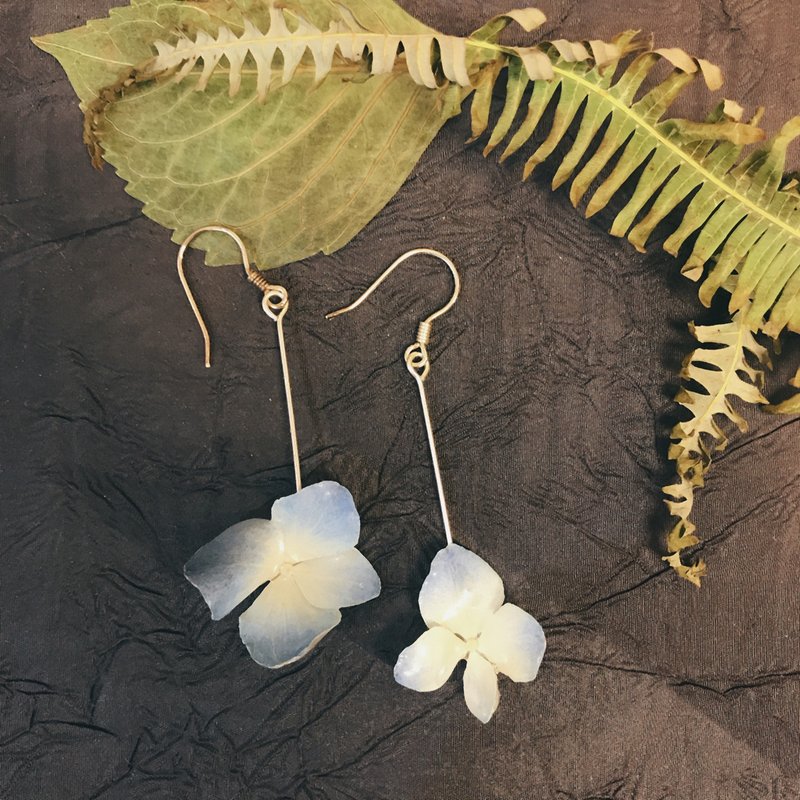 Real flower ornaments. .*Blue hydrangea earrings. .*recycled flowers to make your own clip-on type - ต่างหู - พืช/ดอกไม้ สีน้ำเงิน