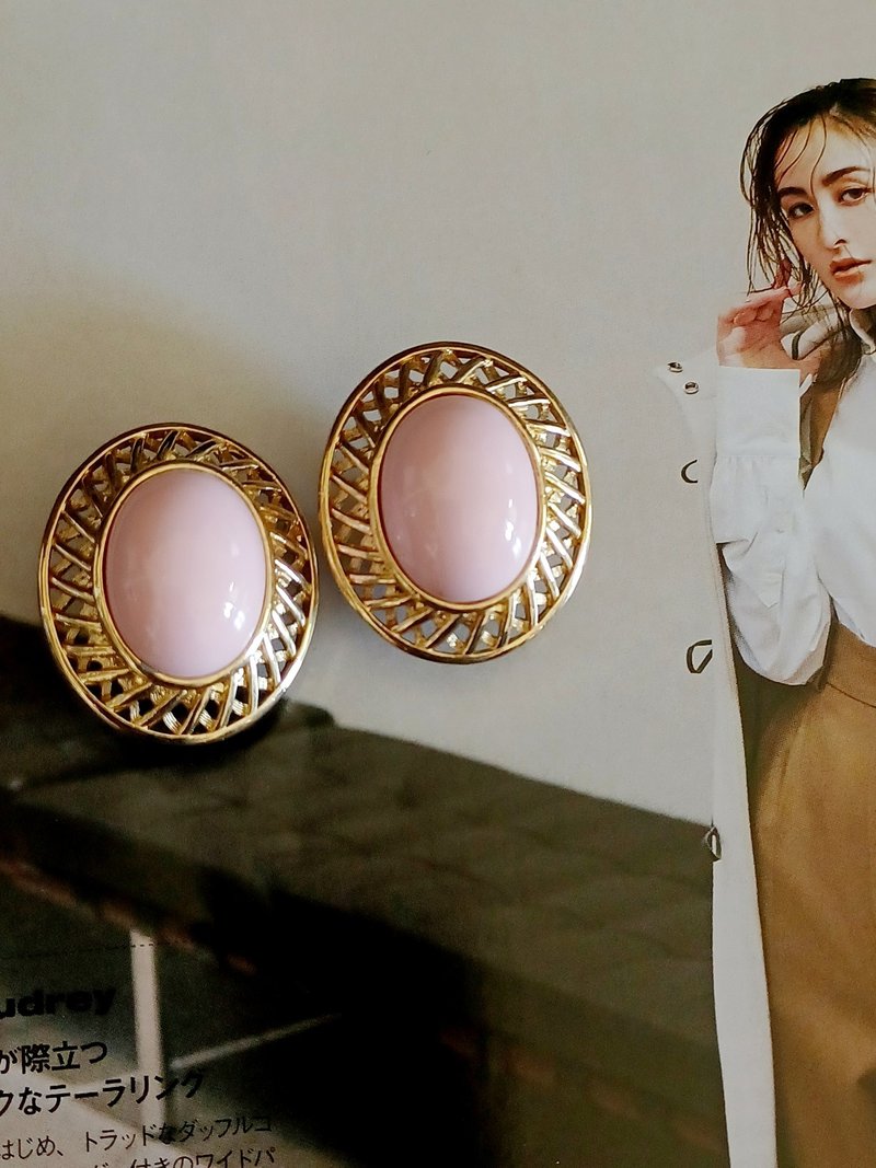 vintage jewelry Trifari 金框橢圓粉色賽珞珞 夾式耳環 - 耳環/耳夾/耳骨夾 - 其他金屬 