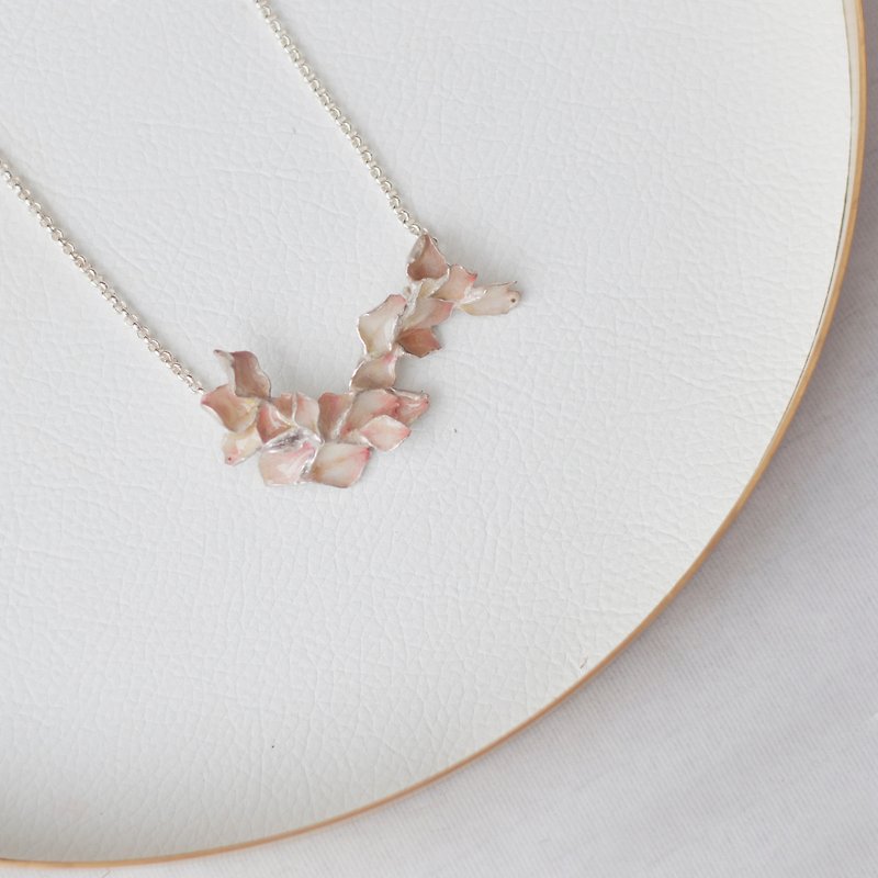 The only art jewelry of petal sweater chain - สร้อยคอ - โลหะ สึชมพู