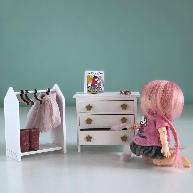 Doll chest of drawers dollhouse cupboard, tiny house bedroom doll furniture - ของเล่นเด็ก - ไม้ ขาว