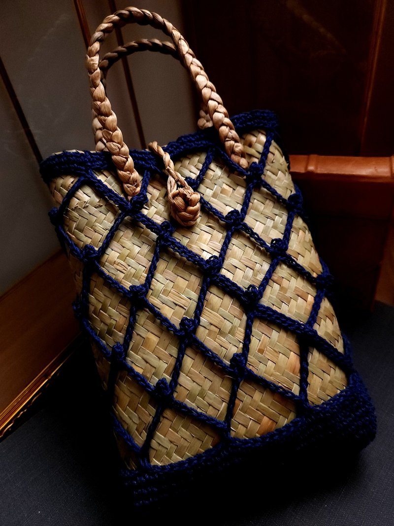 Bamboo × dark blue old cotton thread totem woven bag - กระเป๋าถือ - ผ้าฝ้าย/ผ้าลินิน สีน้ำเงิน