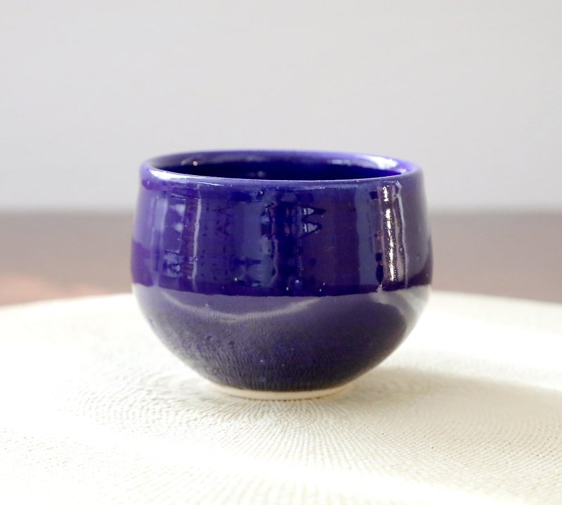 Round ceramic cup with lapis lazuli glass glaze - แก้ว - ดินเผา สีน้ำเงิน