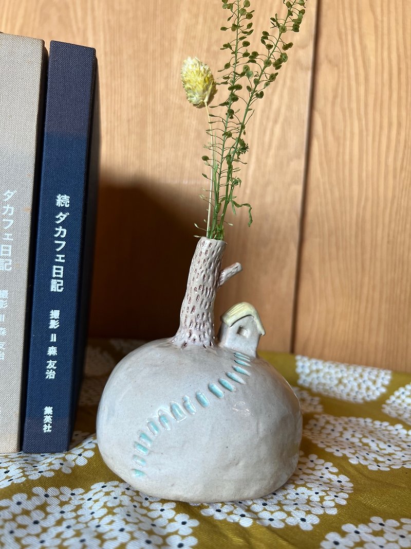 一枝花花瓶－029山丘上的樹與黃屋頂小房子 - 花瓶/陶器 - 陶 白色