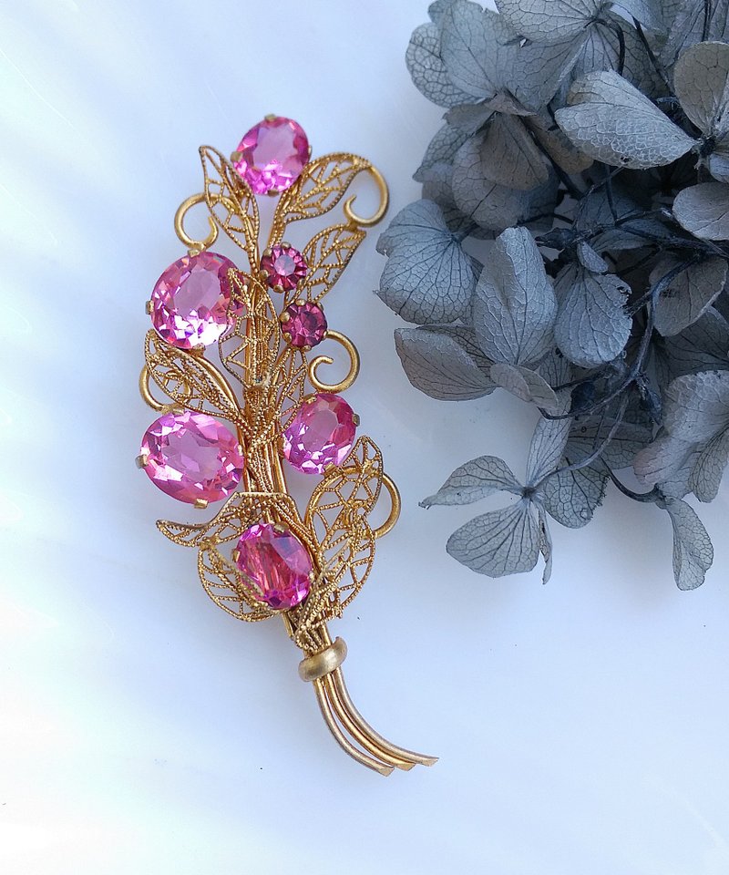Vintage Jewelry 西洋古董飾品 金絲 簍空 粉紅萊茵鑽 花束 別針 - 徽章/別針 - 其他金屬 金色