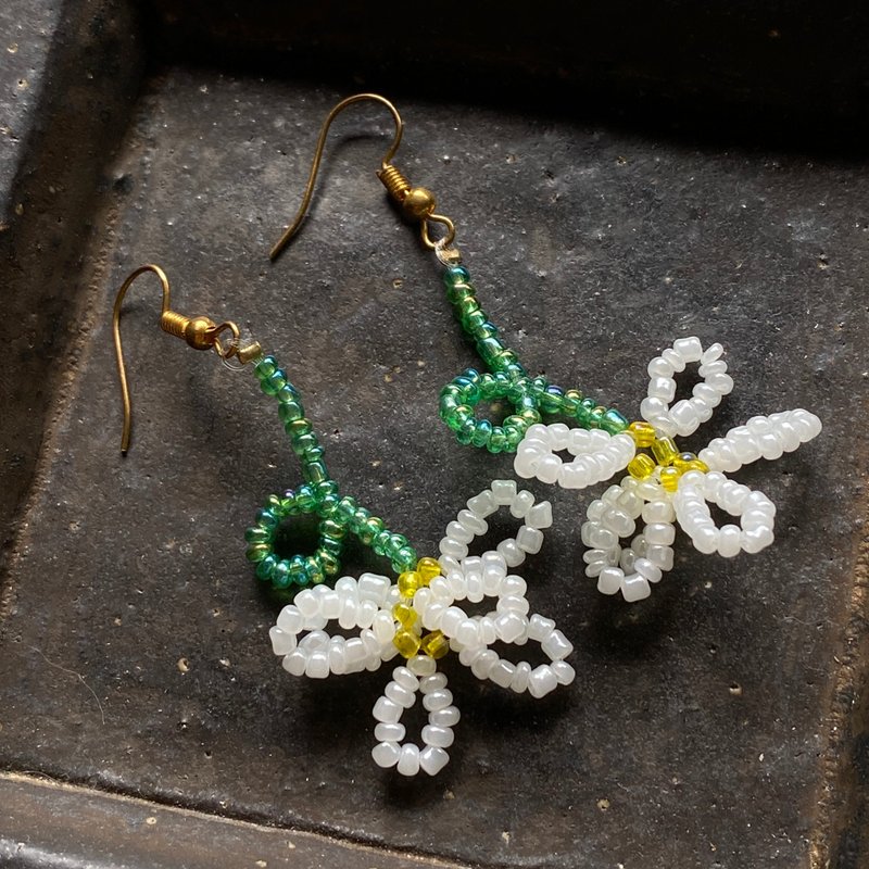 Blossoming white flower beaded drop earrings (hook type) - ต่างหู - วัสดุอื่นๆ สีเขียว