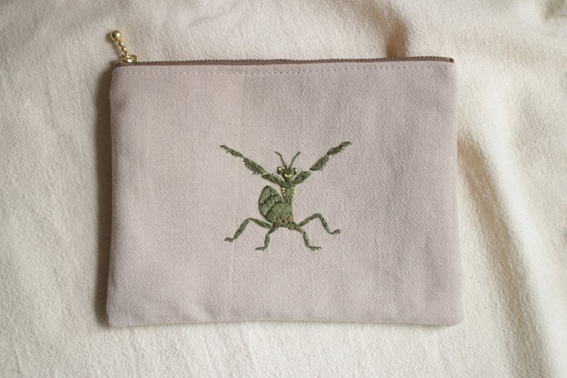 中 萬用拉鍊包 手工刺繡鉛筆袋 / 螳螂 - 化妝包/收納袋 - 棉．麻 綠色