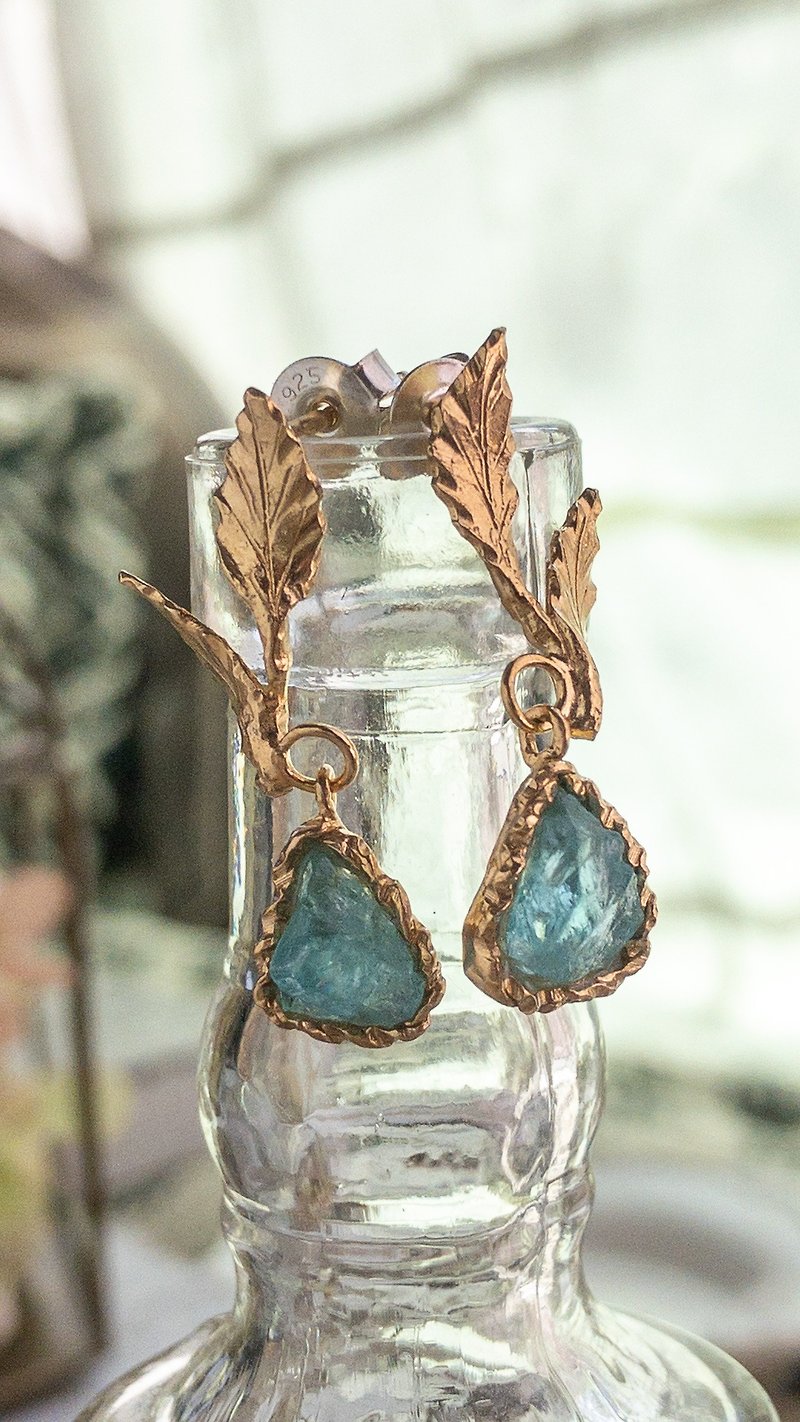 K18 Plated brass  Apatite Ore  Plant motif desigh piercing - Earrings & Clip-ons - Gemstone Blue