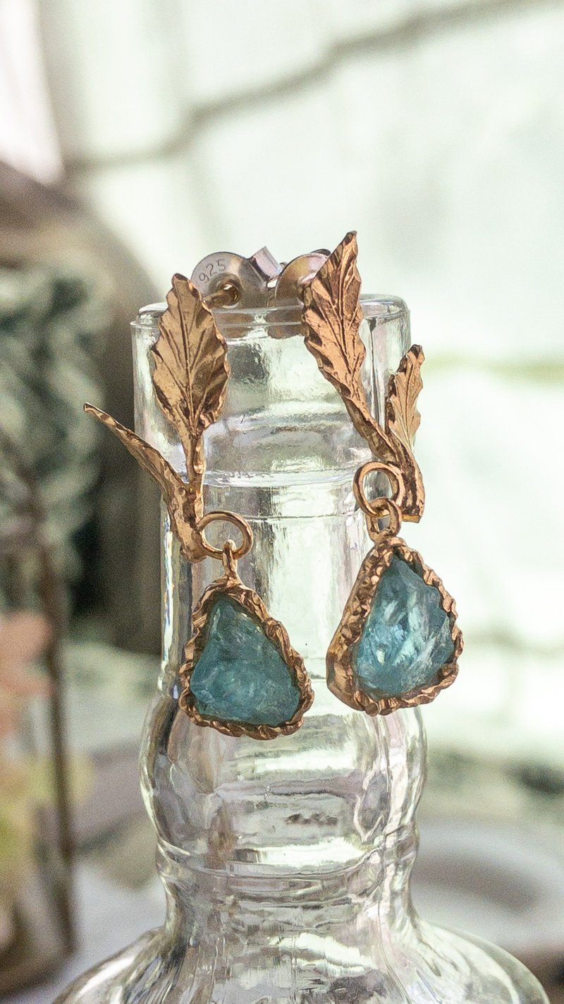 宝石 ピアス・イヤリング ブルー - K18GP   Apatite Ore  Botanical Desige Piercing