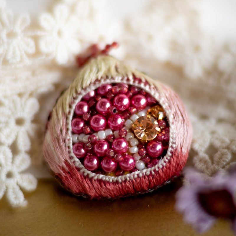 ピンクのざくろのブローチ, 手刺繍とビーズ, ブローチ保存ポーチプレゼント - 胸針 - 繡線 粉紅色