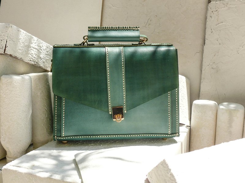 Small briefcase in full leather with grass green vegetable tanned leather without bumping bag - กระเป๋าแมสเซนเจอร์ - หนังแท้ สีเขียว