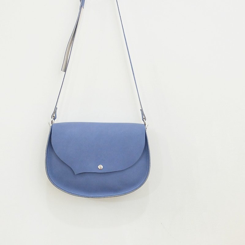 Small bangs to the left, the leather saddle bag can be slanted back - Messenger Bags & Sling Bags - Genuine Leather Blue