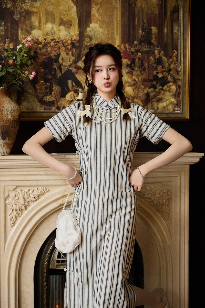 レトロな黒と白の縦縞の長い古代スタイルのフル前立てチャイナ ドレスの女の子の新しい中国風の改良されたドレス - チャイナドレス - その他の化学繊維 ホワイト