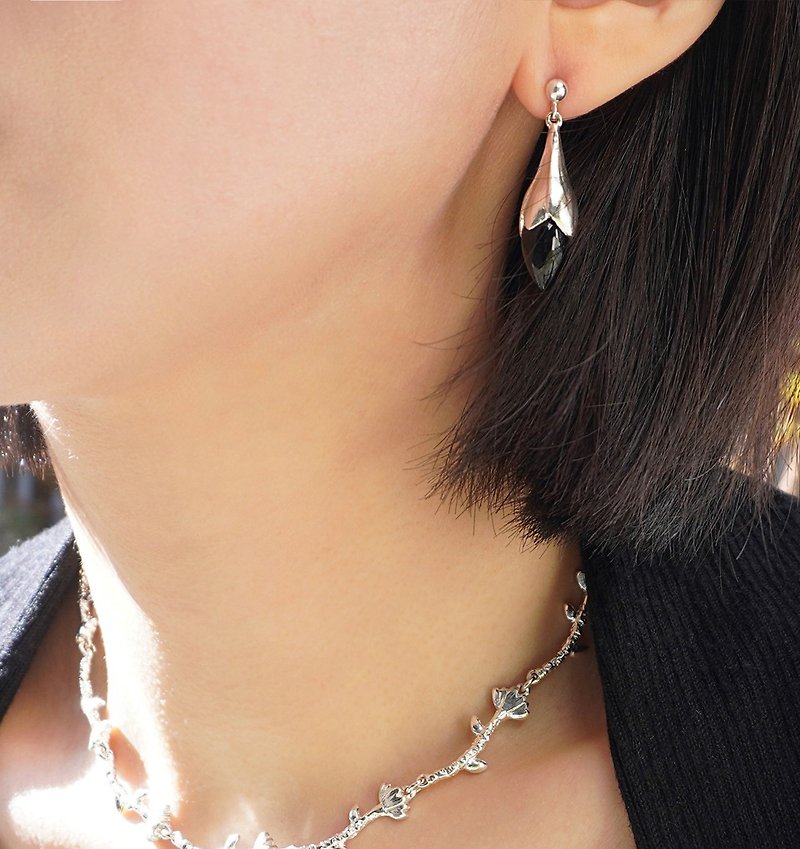 (925 Sterling Silver) Flower bud earrings_Onyx - 耳環/耳夾 - 純銀 銀色
