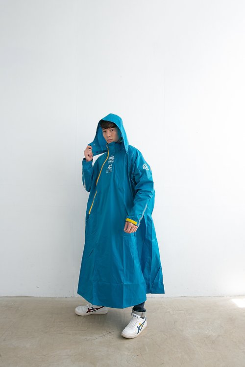 Outperform 奧德蒙雨衣專賣店 (背包款)去去雨水走Plus斜開雙拉鍊專利連身式雨衣-太平洋藍