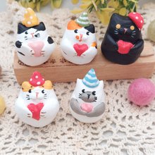 ハートを持って誕生日パーティーに参加する猫/小さな陶器の猫