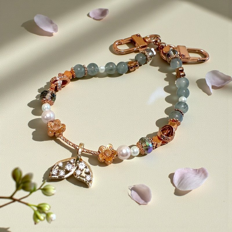 微光之尾手機鍊 拉長石 珍珠 金屬花語吊飾 - 吊飾/掛飾 - 水晶 多色