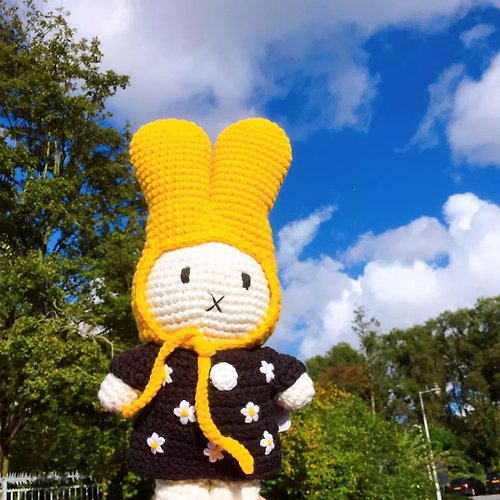 橘荷屋 x Miffy 荷蘭 Just Dutch | Miffy 米飛兔 編織娃娃和她的黑花朵洋裝+黃帽