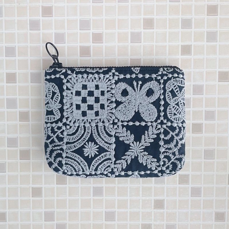 mina perhonen forest tile   総刺繍　蝶　コスメポーチ　ネイビー×ライトブルー - 化妝包/收納袋 - 棉．麻 藍色