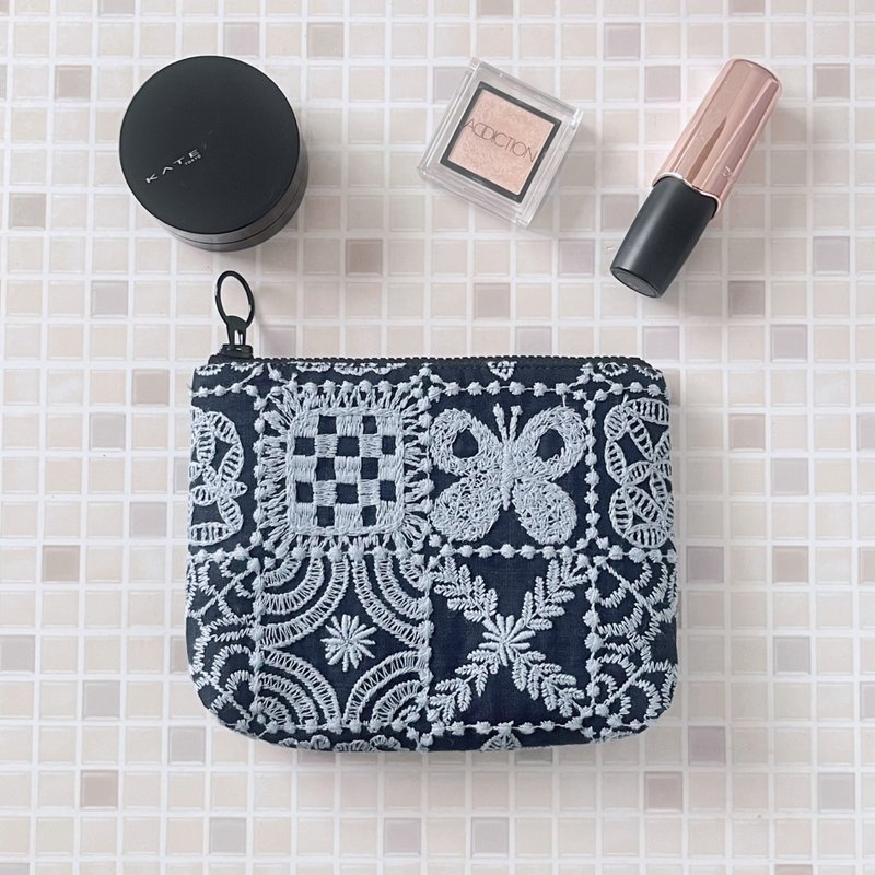 mina perhonen forest tile   総刺繍　蝶　コスメポーチ　ネイビー×ライトブルー - 化妝包/收納袋 - 棉．麻 藍色