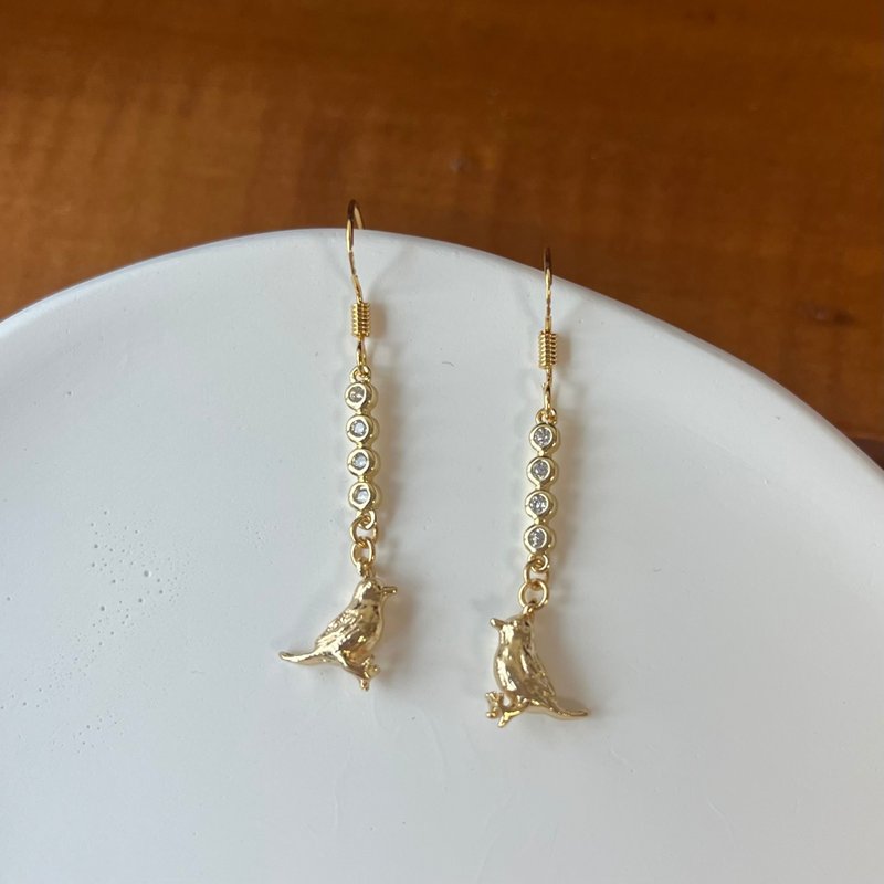 14K gold-filled gold diamond retro sparrow earrings bird earrings Clip-On 14KGF - ต่างหู - โลหะ สีทอง