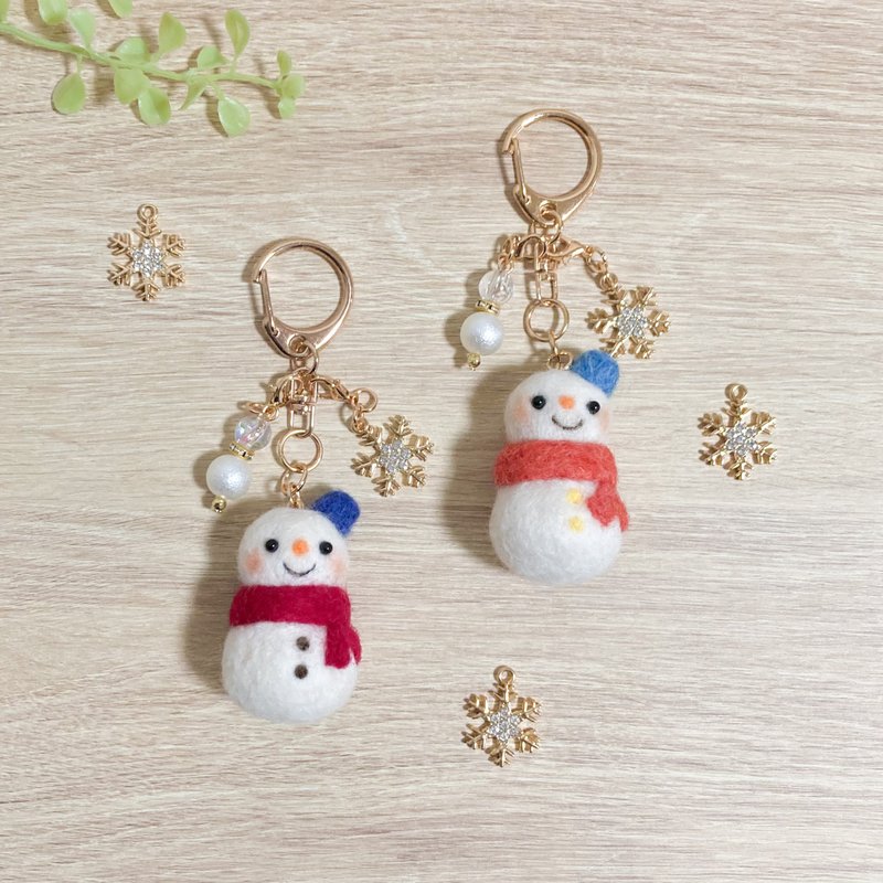 Smiling Snowman with a gentle expression Wool Felt Winter Snowman Keychain doll - ที่ห้อยกุญแจ - ขนแกะ ขาว