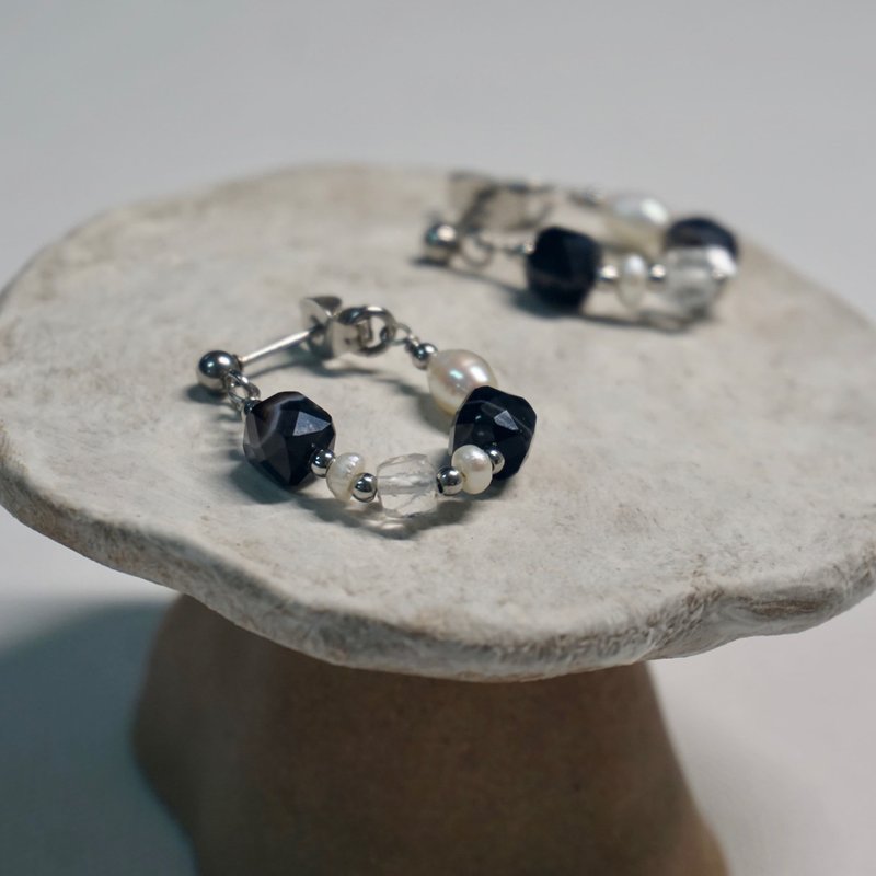 ::Daily Hoop Earrings::Daily Black and White_ Black Onyx Freshwater Pearl Patto Stone Earrings - ต่างหู - คริสตัล สีดำ