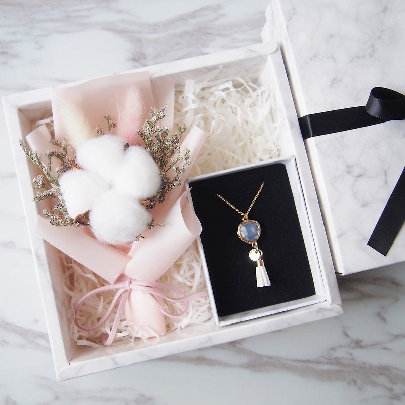 [Cloud Marble Gift Box] Dry Pink Cotton Bundle + Glass Imitation Gem Fringe Letter Necklace - Necklaces - Other Metals Pink
