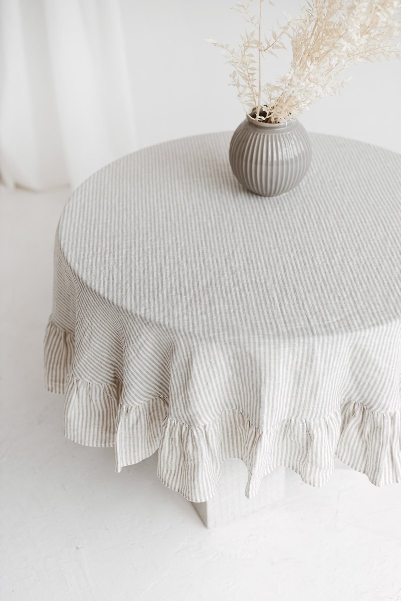 Round linen tablecloth from stonewashed linen with ruffles for Easter table - ผ้ารองโต๊ะ/ของตกแต่ง - ลินิน 