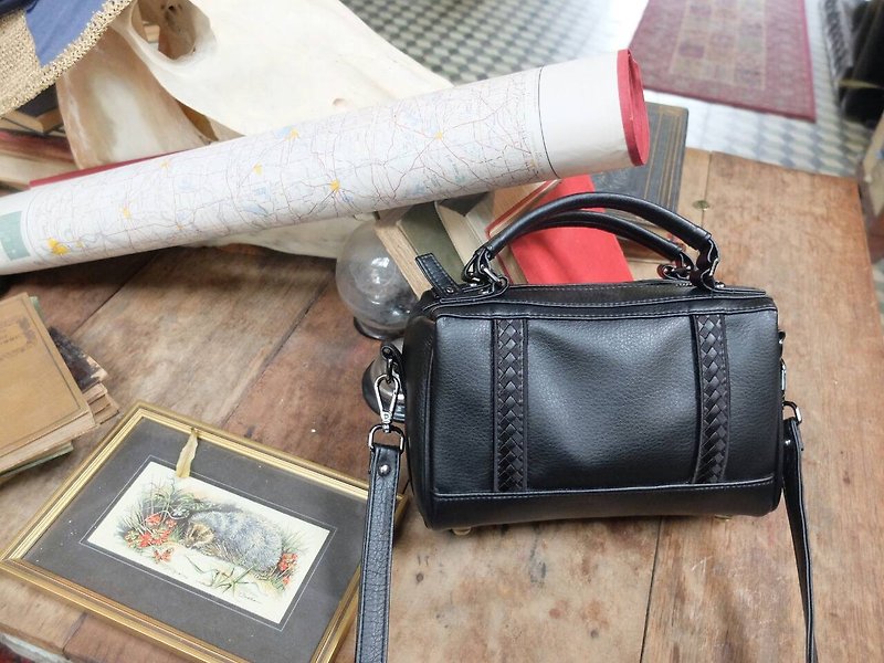 Mini Blacknoir Pan Bag (M) - กระเป๋าแมสเซนเจอร์ - หนังแท้ สีดำ