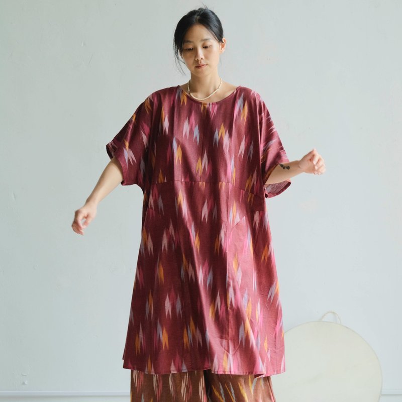 OMAKE 弧型車線短袖洋裝 / Ikat 乾燥玫瑰 - 洋裝/連身裙 - 棉．麻 紅色