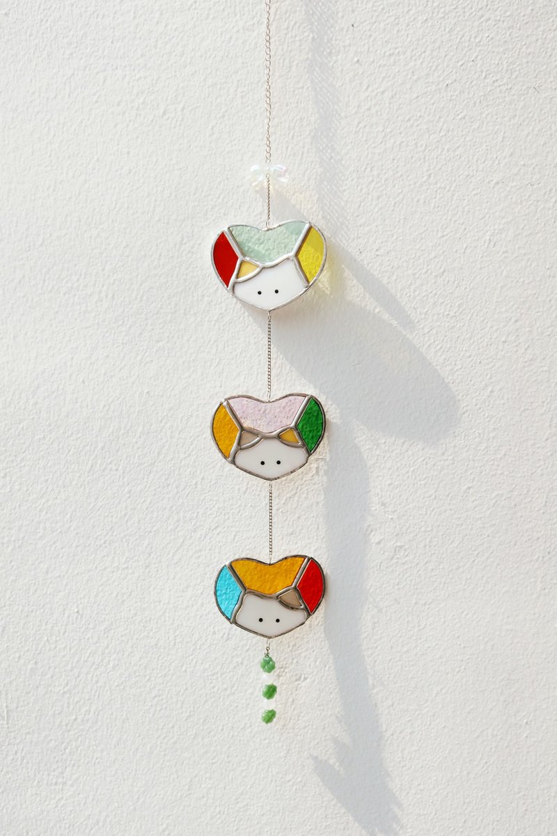 stained glass suncatcher featuring a cat inside a heart - ของวางตกแต่ง - แก้ว หลากหลายสี