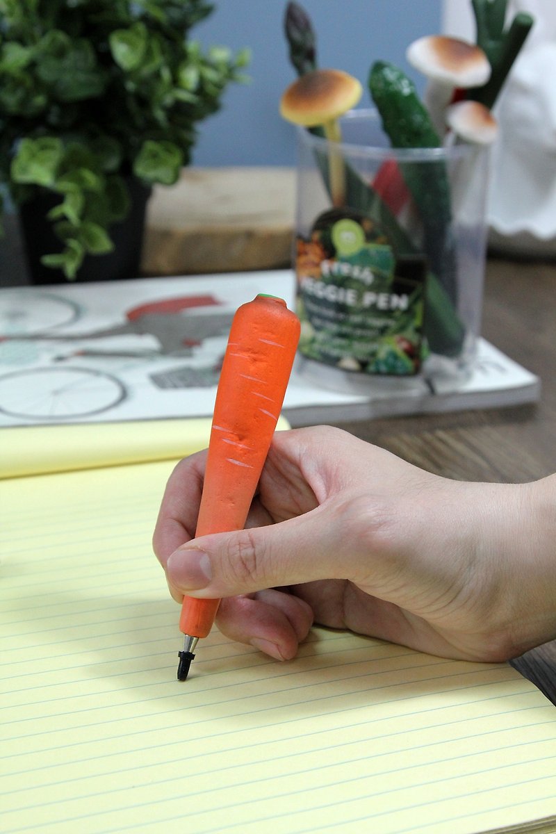 Japan Magnets super fun stationery realistic vegetable shape black ball pen (carrot) in stock - ปากกา - พลาสติก สีแดง
