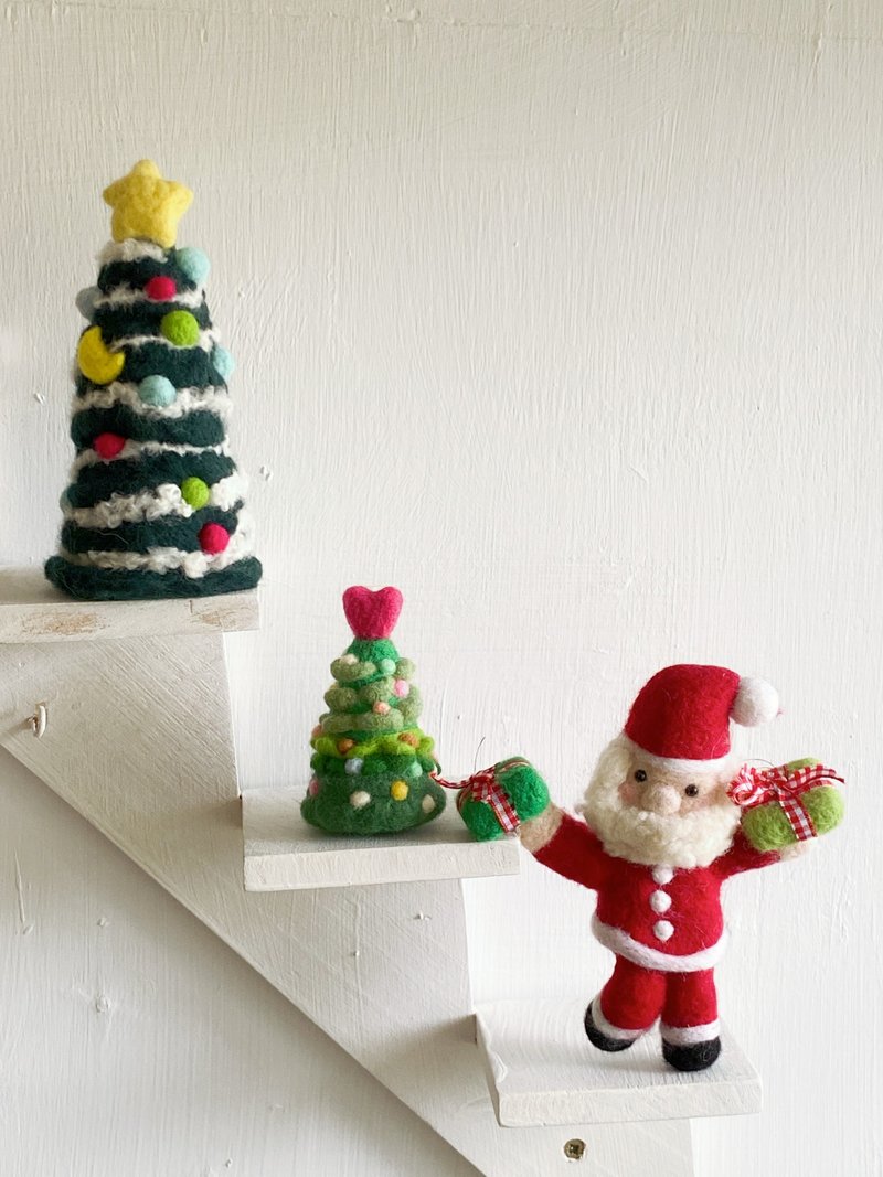 【Good Day Handmade】Santa Claus and his Christmas tree handmade wool felt doll decoration gift - ของวางตกแต่ง - ขนแกะ หลากหลายสี