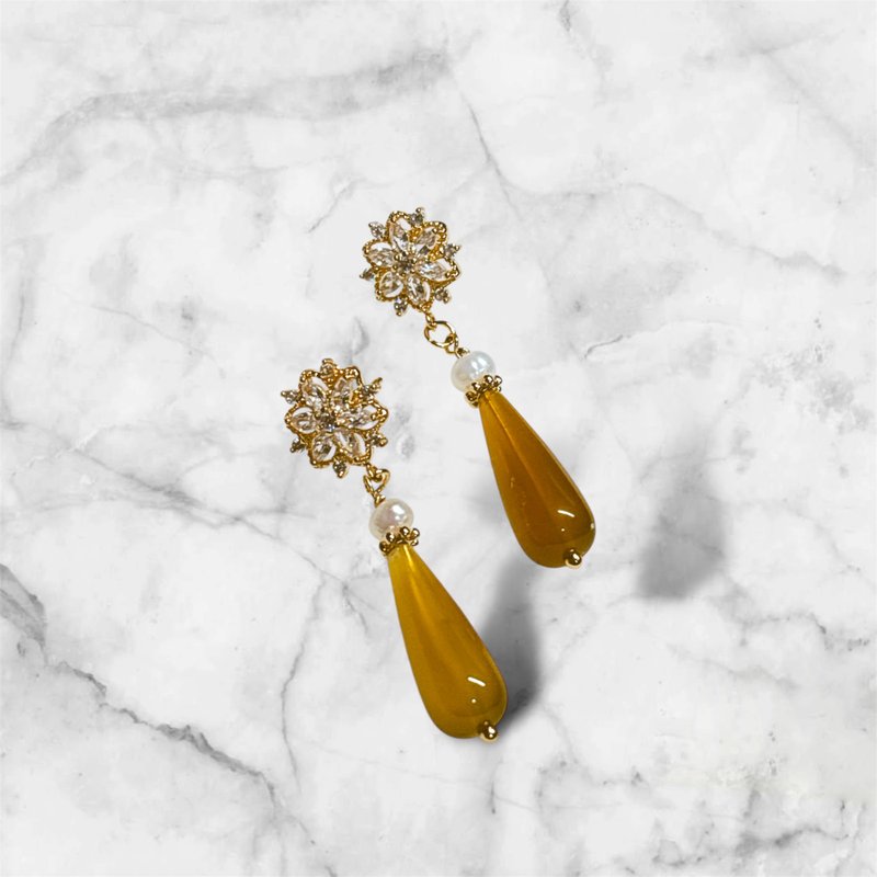 [Customized] Diamond-encrusted flower earrings l Light-transparent tea-yellow smoked agate. 14k gold-filled, 925 Silver - ต่างหู - คริสตัล สีเหลือง