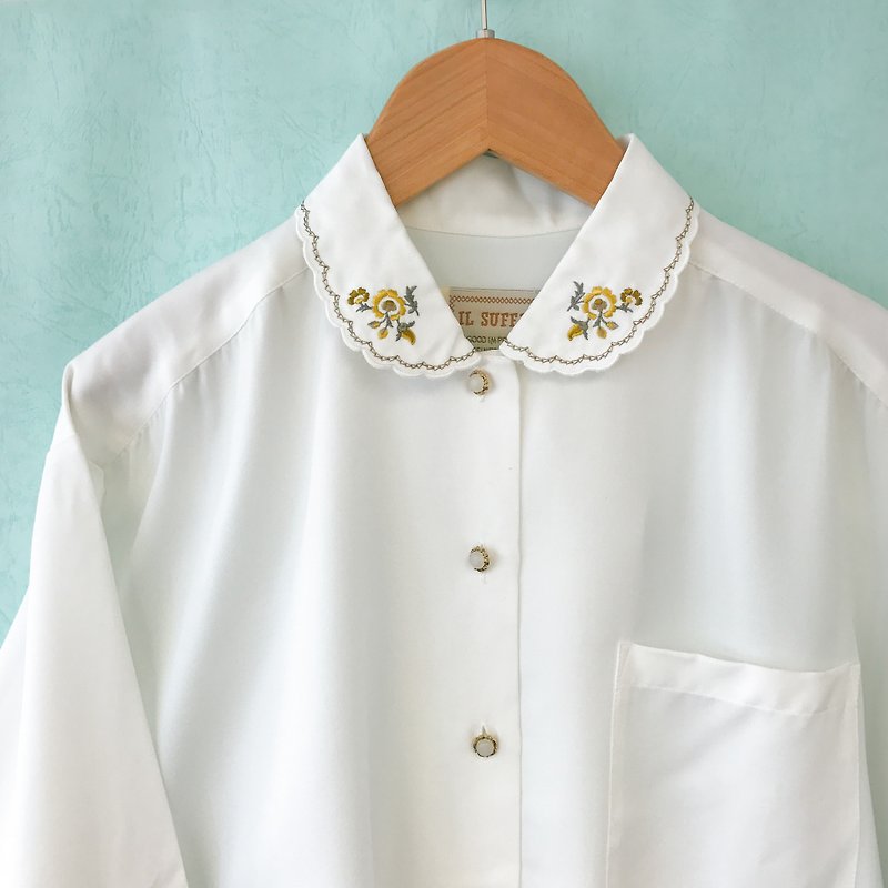 ... {acorn girls :: vintage jacket} plain white embroidery flower collar neck long-sleeved shirt - เสื้อเชิ้ตผู้หญิง - เส้นใยสังเคราะห์ ขาว