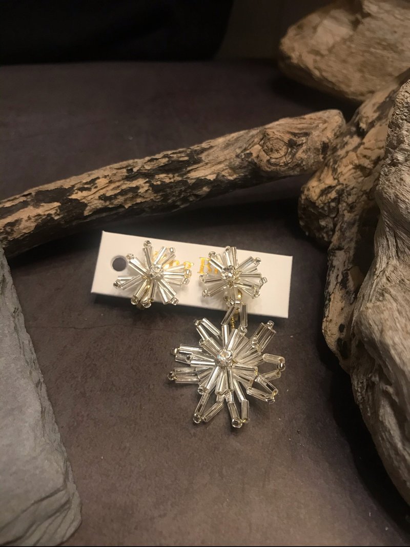 Fake boss king_boss three-dimensional snowflake rhinestone asymmetric earrings - ต่างหู - วัสดุอื่นๆ ขาว