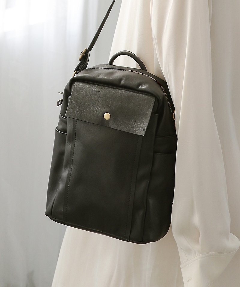 Small square buckle design leather back pack 3 back black - กระเป๋าแมสเซนเจอร์ - หนังแท้ สีดำ