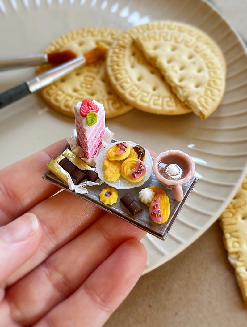 Miniature set of a piece of cake with strawberries, chocolate and a cup of tea - 公仔/玩偶 - 其他材質 多色