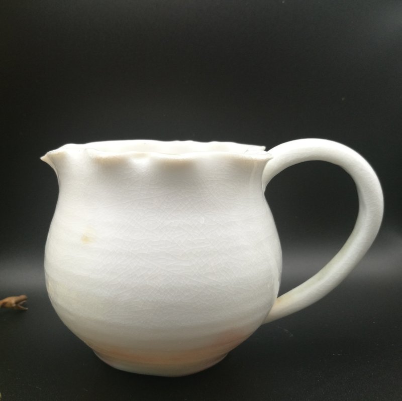 hand-thrown/wood-fired/pitcher/natural ash glaze/flame marks/ideal gift/keepsake - ถ้วย - ดินเผา ขาว