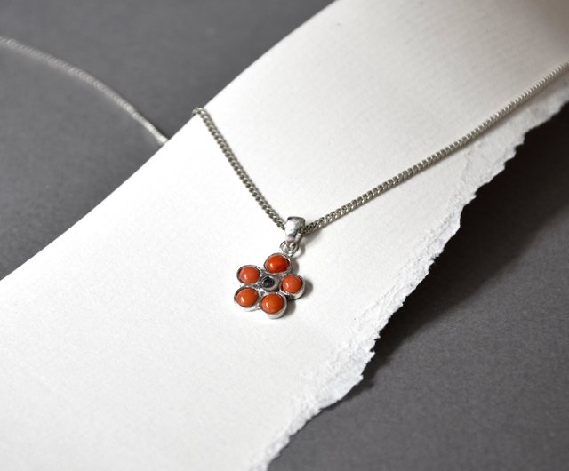 手作りの日本産レッド珊瑚の花形ペンダント、シルバー925ネックレス