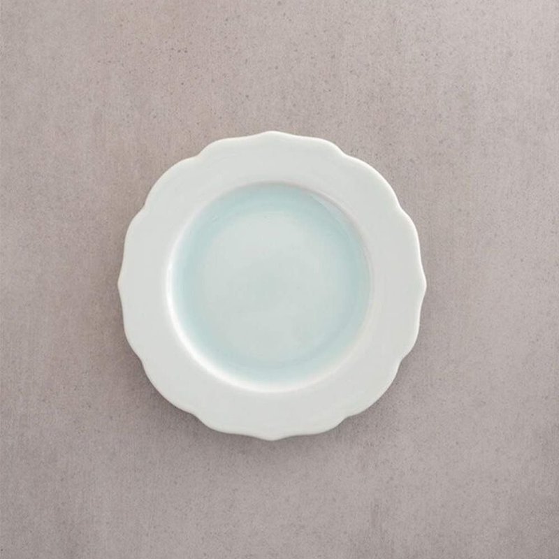 [Out of print, 40% off] Nabeshima blue and white porcelain wheel flower plate (small) / Huxian Kiln - จานและถาด - เครื่องลายคราม ขาว