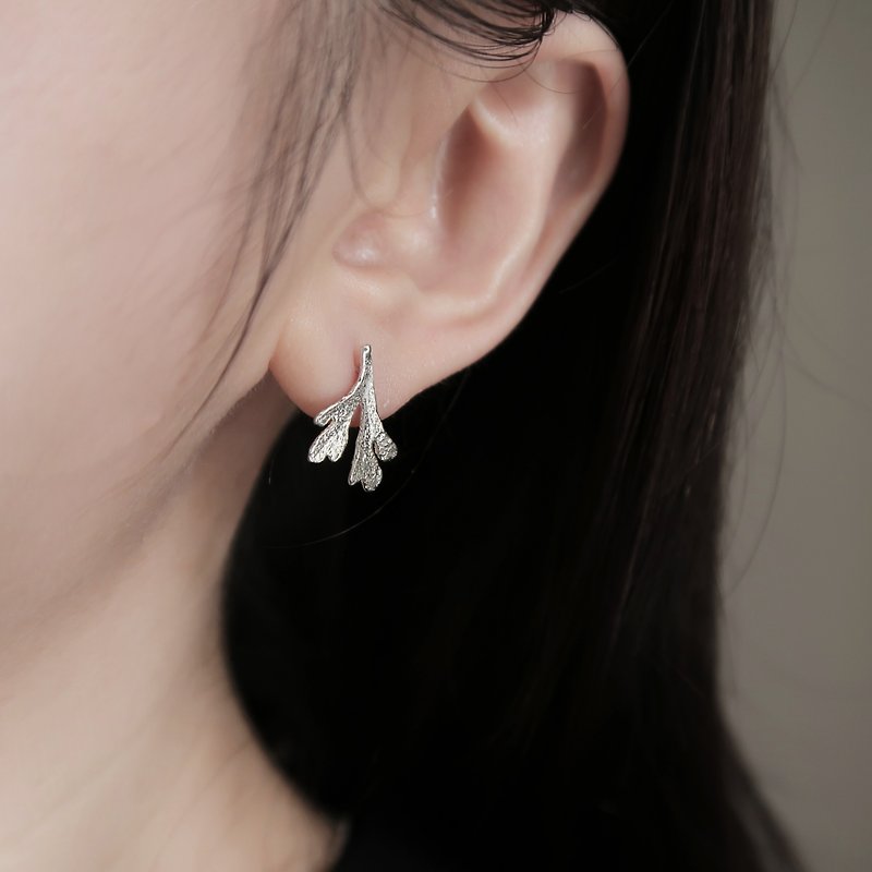 Forest style 925 sterling silver compact staghorn fern asymmetric earrings and Clip-On, one pair free gift packaging - ต่างหู - เงินแท้ สีเทา