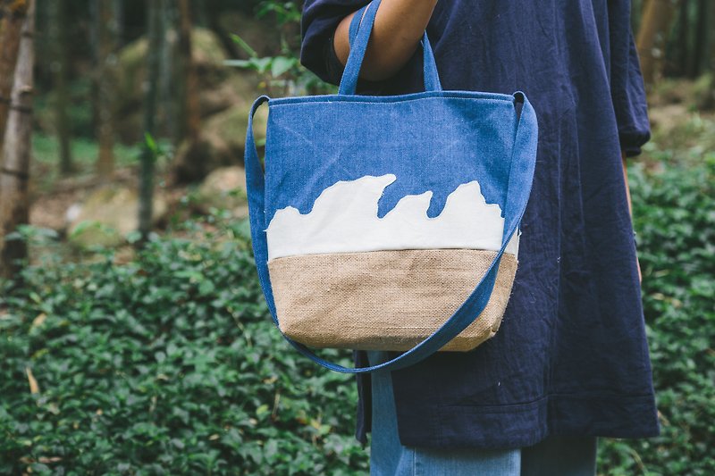Fallow rice fields and blue sky and white clouds-portable shoulder bag - กระเป๋าแมสเซนเจอร์ - ผ้าฝ้าย/ผ้าลินิน สีน้ำเงิน