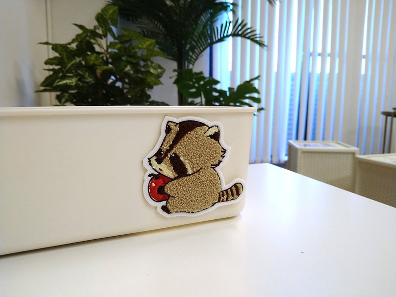 Animal Series Raccoons--Raccoons Eat Apples Cute Animal Embroidery Stickers Three-dimensional Stickers - การ์ด/โปสการ์ด - งานปัก สีกากี